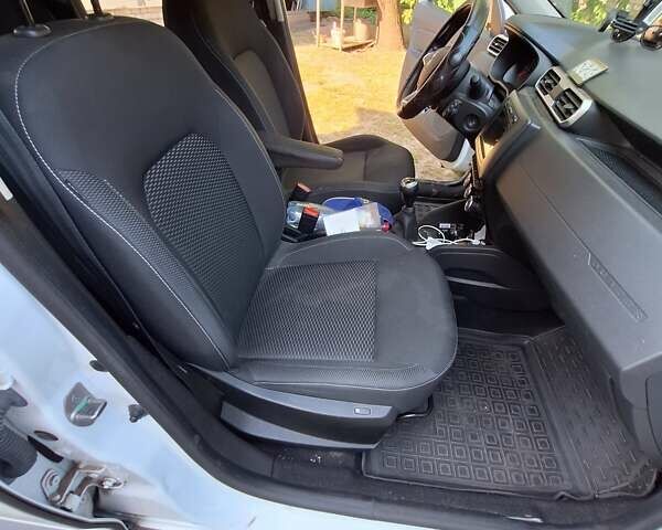 Білий Рено Дастер, об'ємом двигуна 1.6 л та пробігом 114 тис. км за 15950 $, фото 16 на Automoto.ua