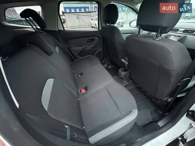 Білий Рено Дастер, об'ємом двигуна 1.6 л та пробігом 97 тис. км за 12790 $, фото 11 на Automoto.ua