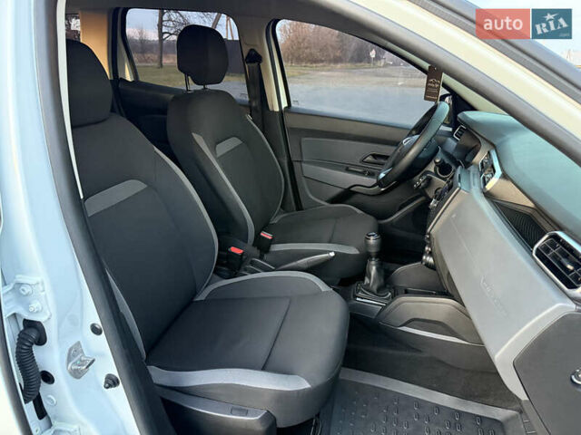 Білий Рено Дастер, об'ємом двигуна 1.5 л та пробігом 152 тис. км за 14999 $, фото 24 на Automoto.ua
