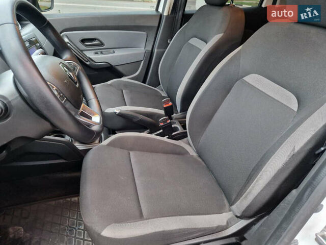 Белый Рено Дастер, объемом двигателя 1.5 л и пробегом 87 тыс. км за 15500 $, фото 17 на Automoto.ua