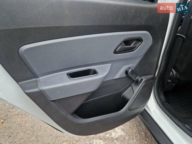 Белый Рено Дастер, объемом двигателя 1.5 л и пробегом 87 тыс. км за 15500 $, фото 18 на Automoto.ua