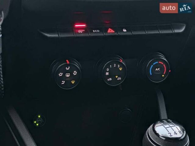 Білий Рено Дастер, об'ємом двигуна 1.6 л та пробігом 97 тис. км за 12790 $, фото 24 на Automoto.ua