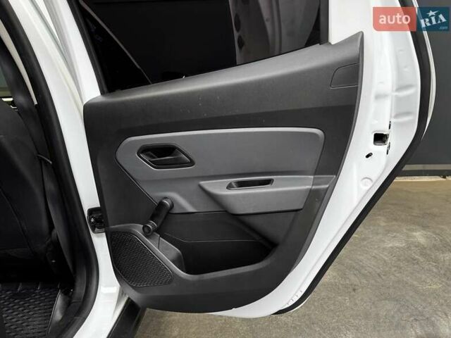 Білий Рено Дастер, об'ємом двигуна 1.6 л та пробігом 231 тис. км за 12500 $, фото 35 на Automoto.ua