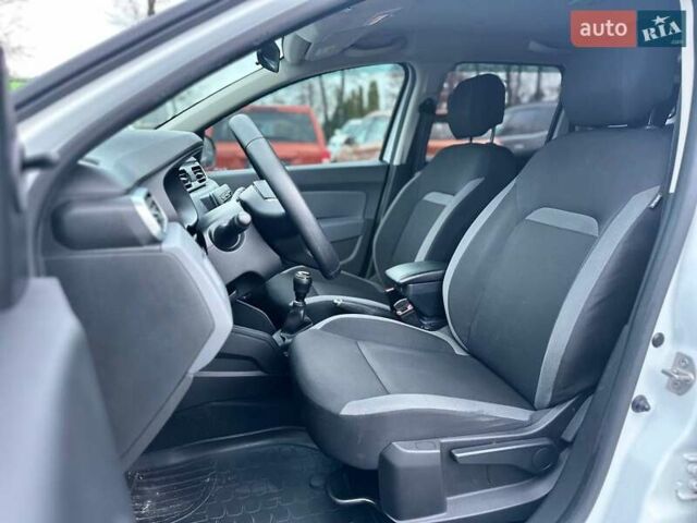 Білий Рено Дастер, об'ємом двигуна 1.6 л та пробігом 97 тис. км за 12790 $, фото 7 на Automoto.ua