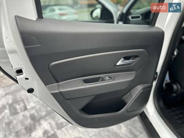 Білий Рено Дастер, об'ємом двигуна 1.6 л та пробігом 30 тис. км за 16300 $, фото 59 на Automoto.ua