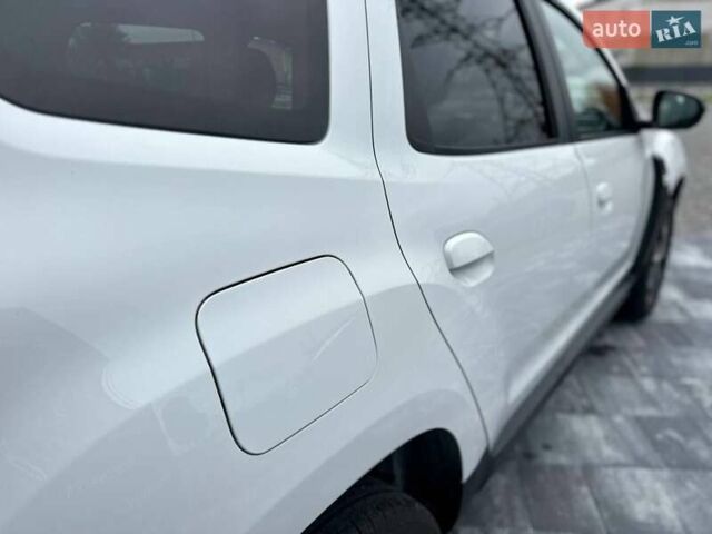 Білий Рено Дастер, об'ємом двигуна 1.6 л та пробігом 30 тис. км за 16300 $, фото 30 на Automoto.ua