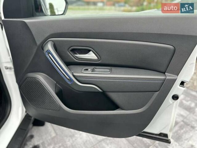 Білий Рено Дастер, об'ємом двигуна 1.6 л та пробігом 30 тис. км за 16300 $, фото 60 на Automoto.ua