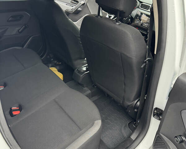 Белый Рено Дастер, объемом двигателя 1.5 л и пробегом 67 тыс. км за 16900 $, фото 7 на Automoto.ua