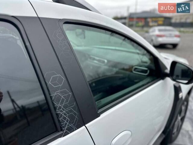 Білий Рено Дастер, об'ємом двигуна 1.6 л та пробігом 30 тис. км за 16300 $, фото 37 на Automoto.ua