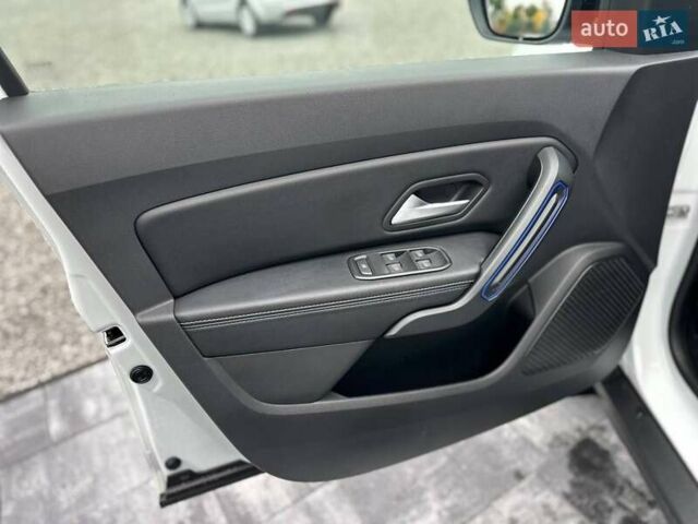 Білий Рено Дастер, об'ємом двигуна 1.6 л та пробігом 30 тис. км за 16300 $, фото 35 на Automoto.ua