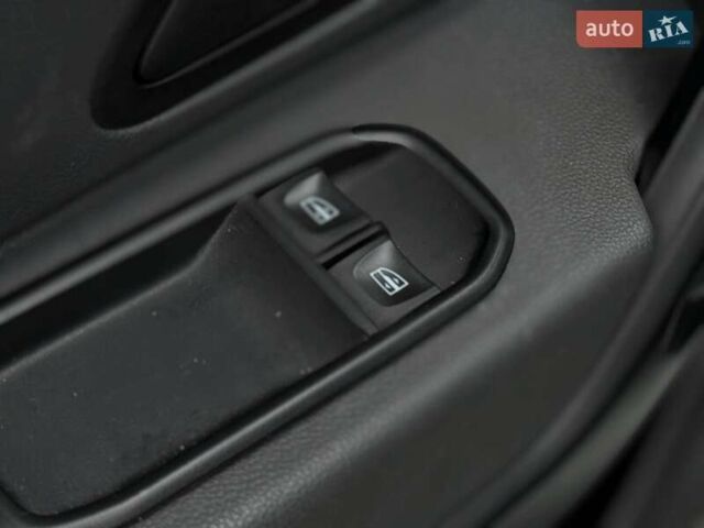 Білий Рено Дастер, об'ємом двигуна 1.6 л та пробігом 220 тис. км за 12500 $, фото 6 на Automoto.ua