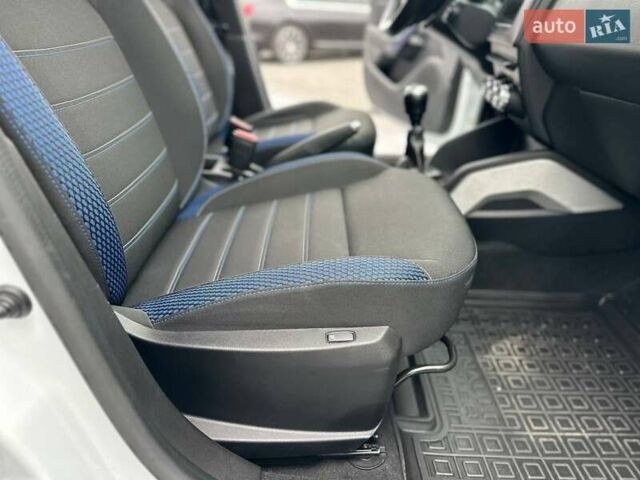 Білий Рено Дастер, об'ємом двигуна 1.6 л та пробігом 30 тис. км за 16300 $, фото 55 на Automoto.ua