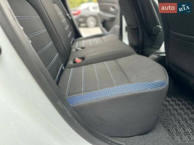 Білий Рено Дастер, об'ємом двигуна 1.6 л та пробігом 30 тис. км за 16300 $, фото 45 на Automoto.ua