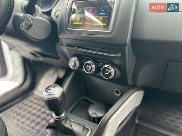 Білий Рено Дастер, об'ємом двигуна 1.6 л та пробігом 30 тис. км за 16300 $, фото 47 на Automoto.ua