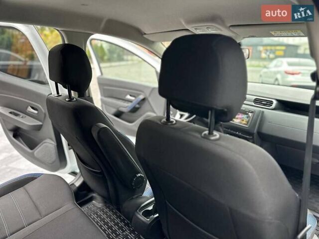 Білий Рено Дастер, об'ємом двигуна 1.6 л та пробігом 30 тис. км за 16300 $, фото 58 на Automoto.ua