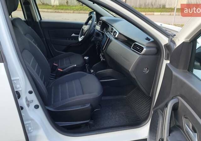 Белый Рено Дастер, объемом двигателя 1.5 л и пробегом 80 тыс. км за 13500 $, фото 24 на Automoto.ua