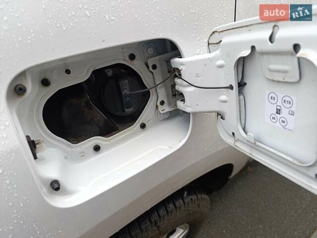 Белый Рено Дастер, объемом двигателя 1.6 л и пробегом 58 тыс. км за 16200 $, фото 25 на Automoto.ua