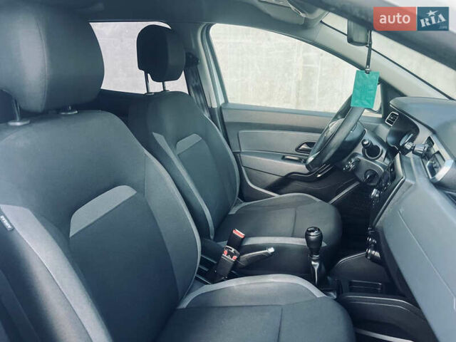 Білий Рено Дастер, об'ємом двигуна 1.6 л та пробігом 128 тис. км за 11000 $, фото 14 на Automoto.ua