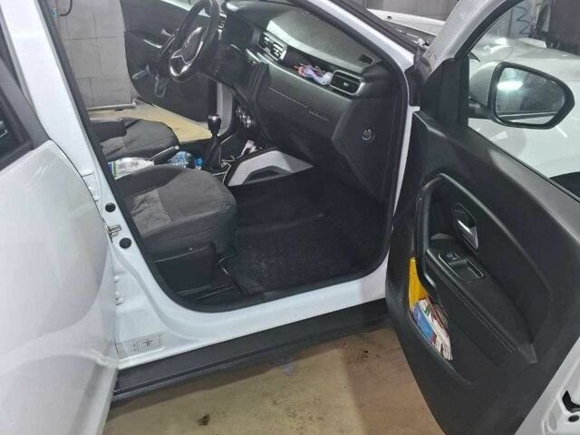 Белый Рено Дастер, объемом двигателя 1.5 л и пробегом 134 тыс. км за 17300 $, фото 6 на Automoto.ua