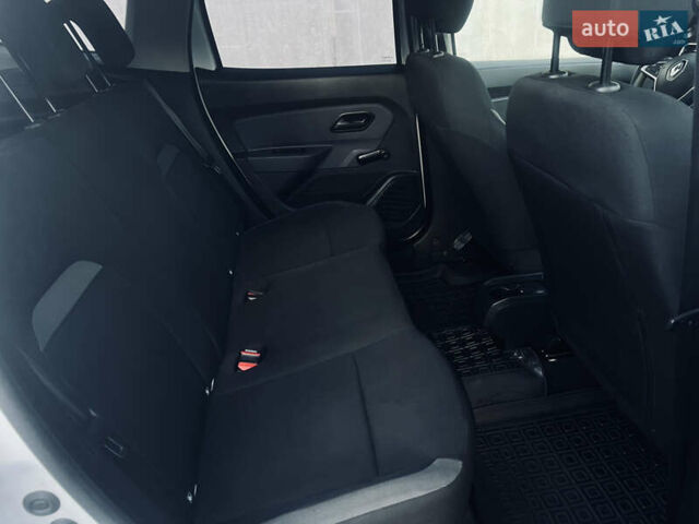 Белый Рено Дастер, объемом двигателя 1.6 л и пробегом 120 тыс. км за 14500 $, фото 19 на Automoto.ua