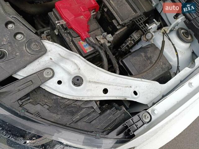 Белый Рено Дастер, объемом двигателя 1.6 л и пробегом 58 тыс. км за 16200 $, фото 22 на Automoto.ua