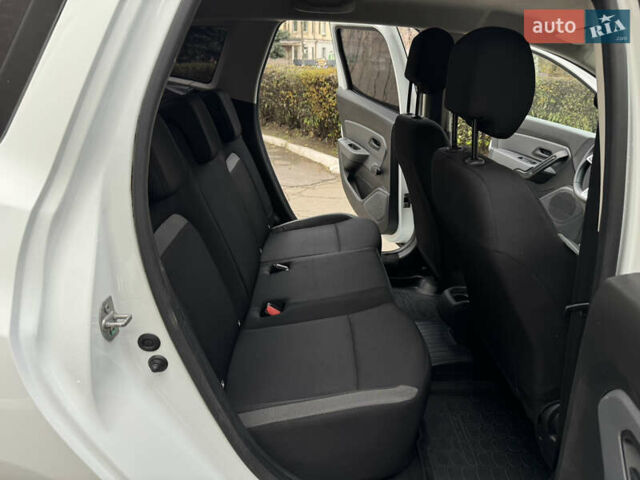 Белый Рено Дастер, объемом двигателя 1.46 л и пробегом 130 тыс. км за 14900 $, фото 19 на Automoto.ua