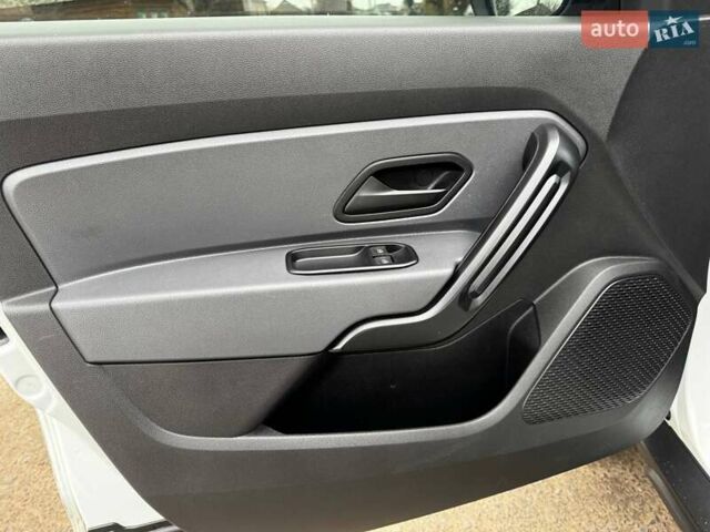 Белый Рено Дастер, объемом двигателя 1.6 л и пробегом 59 тыс. км за 13450 $, фото 21 на Automoto.ua