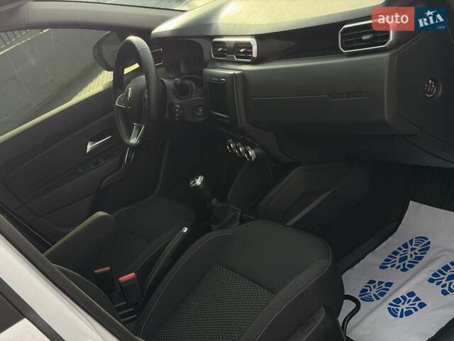 Білий Рено Дастер, об'ємом двигуна 1.6 л та пробігом 28 тис. км за 16800 $, фото 92 на Automoto.ua