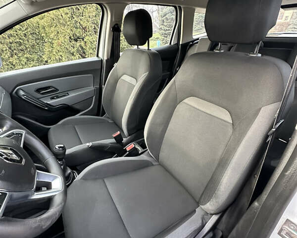 Білий Рено Дастер, об'ємом двигуна 1.5 л та пробігом 222 тис. км за 15500 $, фото 24 на Automoto.ua