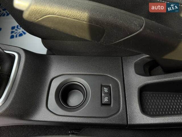 Білий Рено Дастер, об'ємом двигуна 1.6 л та пробігом 28 тис. км за 16800 $, фото 81 на Automoto.ua