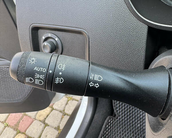 Білий Рено Дастер, об'ємом двигуна 1.6 л та пробігом 66 тис. км за 17000 $, фото 9 на Automoto.ua