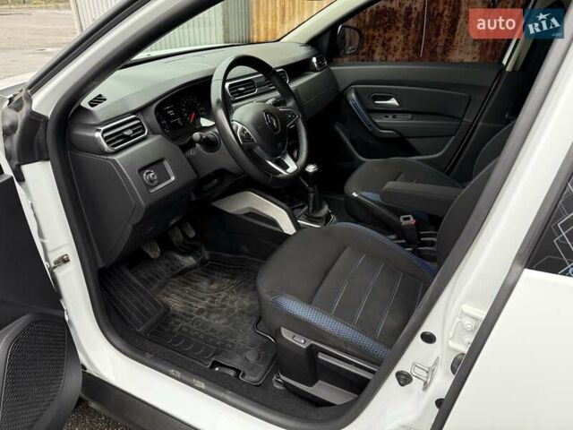 Белый Рено Дастер, объемом двигателя 1.5 л и пробегом 140 тыс. км за 16100 $, фото 11 на Automoto.ua