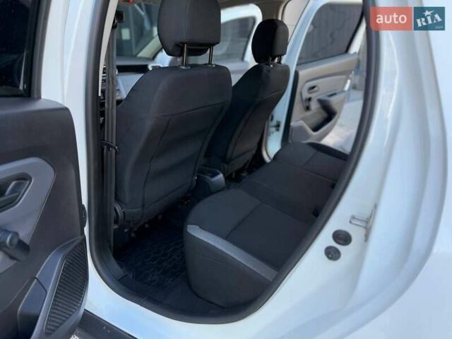 Белый Рено Дастер, объемом двигателя 1.5 л и пробегом 80 тыс. км за 14400 $, фото 5 на Automoto.ua