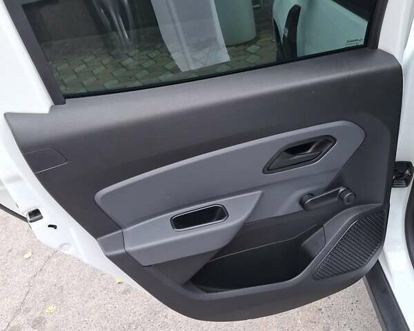 Белый Рено Дастер, объемом двигателя 1.5 л и пробегом 25 тыс. км за 17800 $, фото 3 на Automoto.ua