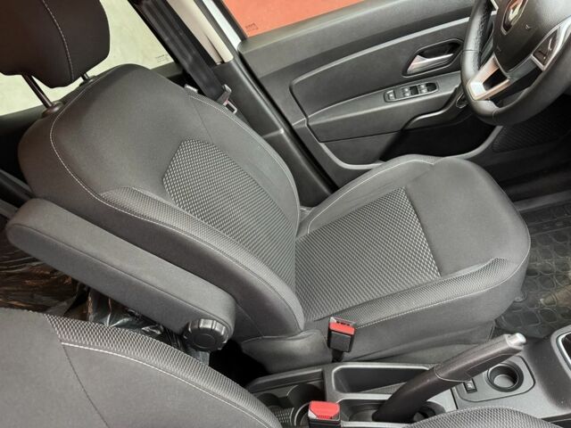 Белый Рено Дастер, объемом двигателя 1.6 л и пробегом 28 тыс. км за 15900 $, фото 5 на Automoto.ua