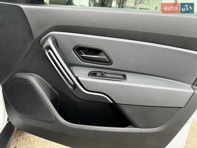 Белый Рено Дастер, объемом двигателя 1.6 л и пробегом 59 тыс. км за 13450 $, фото 28 на Automoto.ua