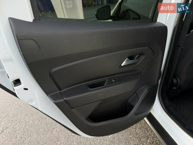 Білий Рено Дастер, об'ємом двигуна 1.6 л та пробігом 28 тис. км за 16800 $, фото 84 на Automoto.ua