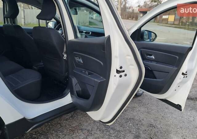 Белый Рено Дастер, объемом двигателя 1.5 л и пробегом 80 тыс. км за 13500 $, фото 14 на Automoto.ua