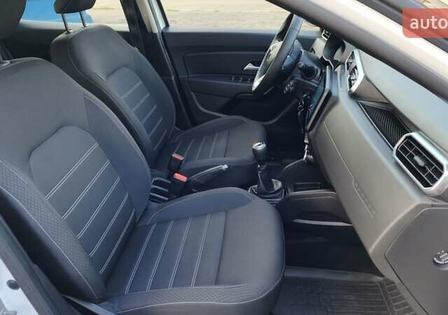 Белый Рено Дастер, объемом двигателя 1.5 л и пробегом 80 тыс. км за 13500 $, фото 23 на Automoto.ua