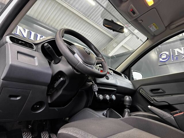 Белый Рено Дастер, объемом двигателя 1.5 л и пробегом 181 тыс. км за 14000 $, фото 12 на Automoto.ua