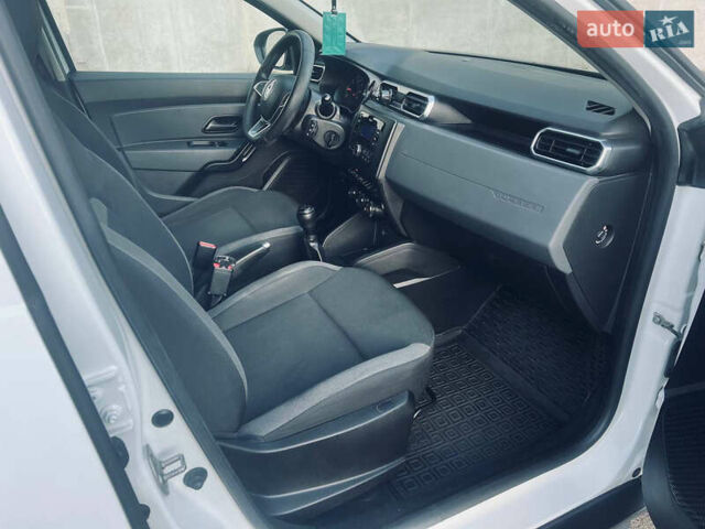 Білий Рено Дастер, об'ємом двигуна 1.6 л та пробігом 128 тис. км за 11000 $, фото 16 на Automoto.ua