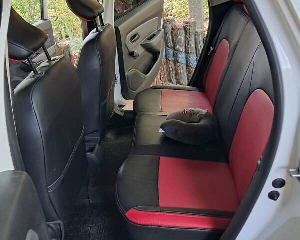 Белый Рено Дастер, объемом двигателя 1.46 л и пробегом 56 тыс. км за 17600 $, фото 13 на Automoto.ua