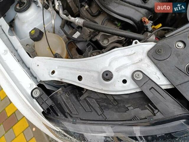 Белый Рено Дастер, объемом двигателя 1.6 л и пробегом 58 тыс. км за 16200 $, фото 24 на Automoto.ua