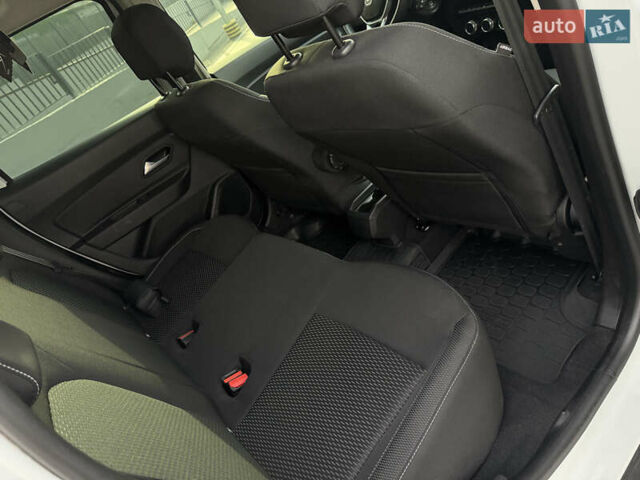 Білий Рено Дастер, об'ємом двигуна 1.6 л та пробігом 28 тис. км за 16800 $, фото 89 на Automoto.ua