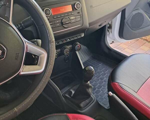 Белый Рено Дастер, объемом двигателя 1.46 л и пробегом 56 тыс. км за 17600 $, фото 4 на Automoto.ua