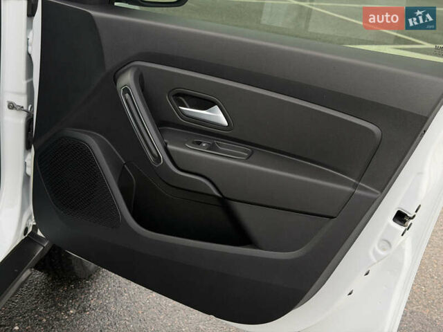 Білий Рено Дастер, об'ємом двигуна 1.6 л та пробігом 28 тис. км за 16800 $, фото 91 на Automoto.ua