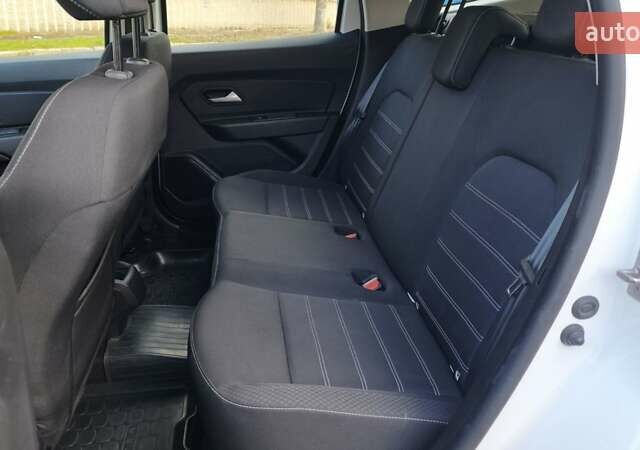 Белый Рено Дастер, объемом двигателя 1.5 л и пробегом 80 тыс. км за 13500 $, фото 31 на Automoto.ua