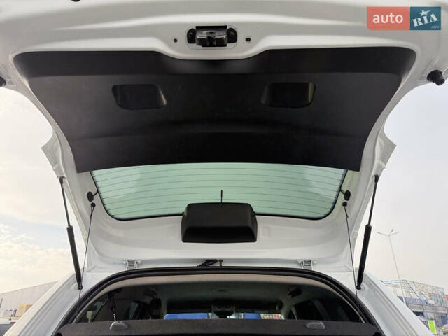 Білий Рено Дастер, об'ємом двигуна 1.6 л та пробігом 28 тис. км за 16800 $, фото 95 на Automoto.ua