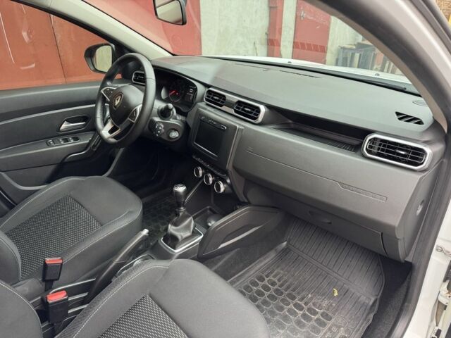 Белый Рено Дастер, объемом двигателя 1.6 л и пробегом 28 тыс. км за 15900 $, фото 2 на Automoto.ua