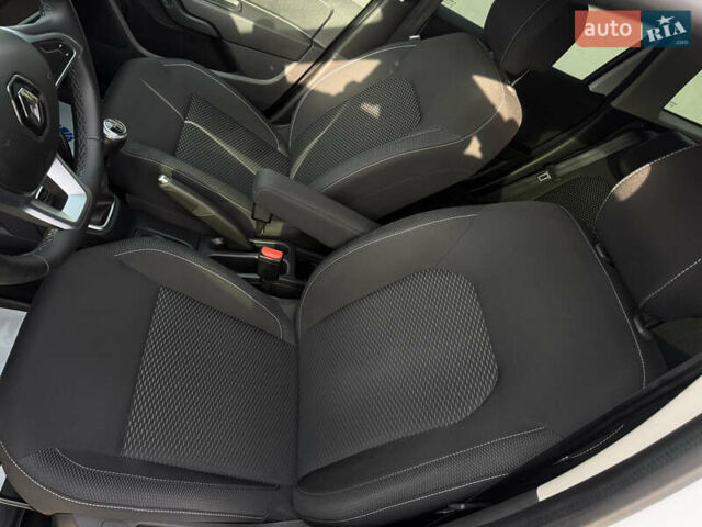 Білий Рено Дастер, об'ємом двигуна 1.6 л та пробігом 28 тис. км за 16800 $, фото 72 на Automoto.ua